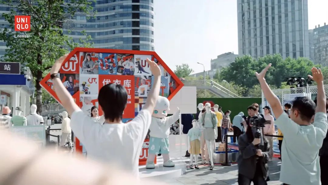 优衣库×泡泡玛特：穿DIMOO UT，你我皆萌友 - 数英