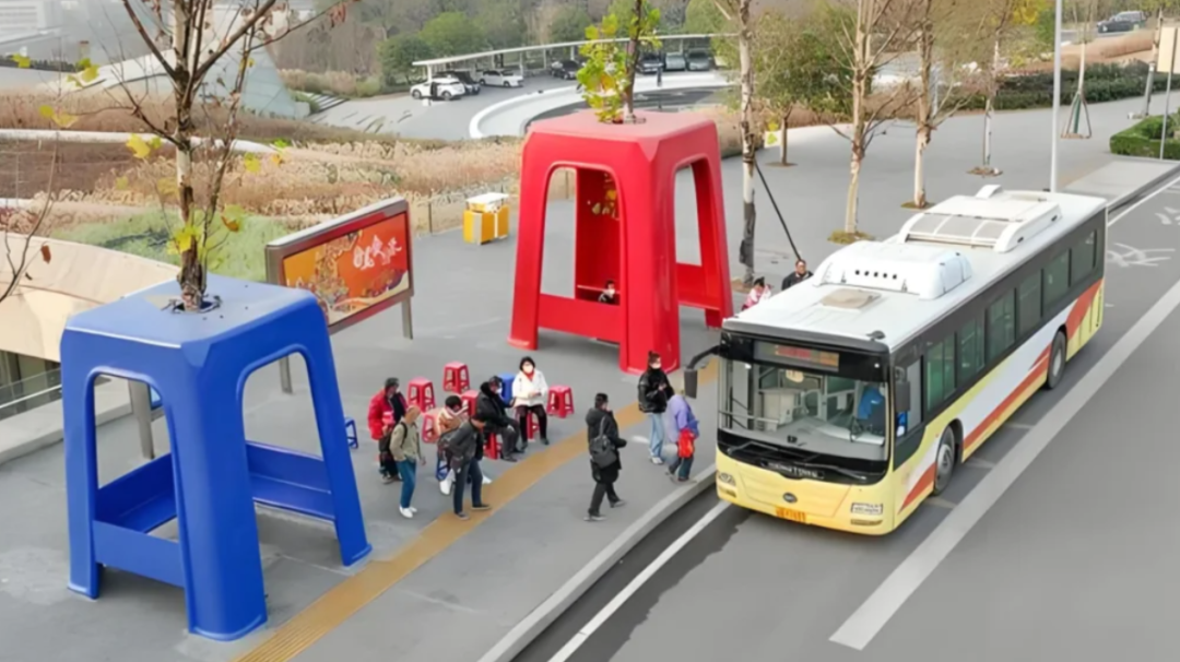 重庆公交站真会玩!网友:一个敢设计,一个敢建