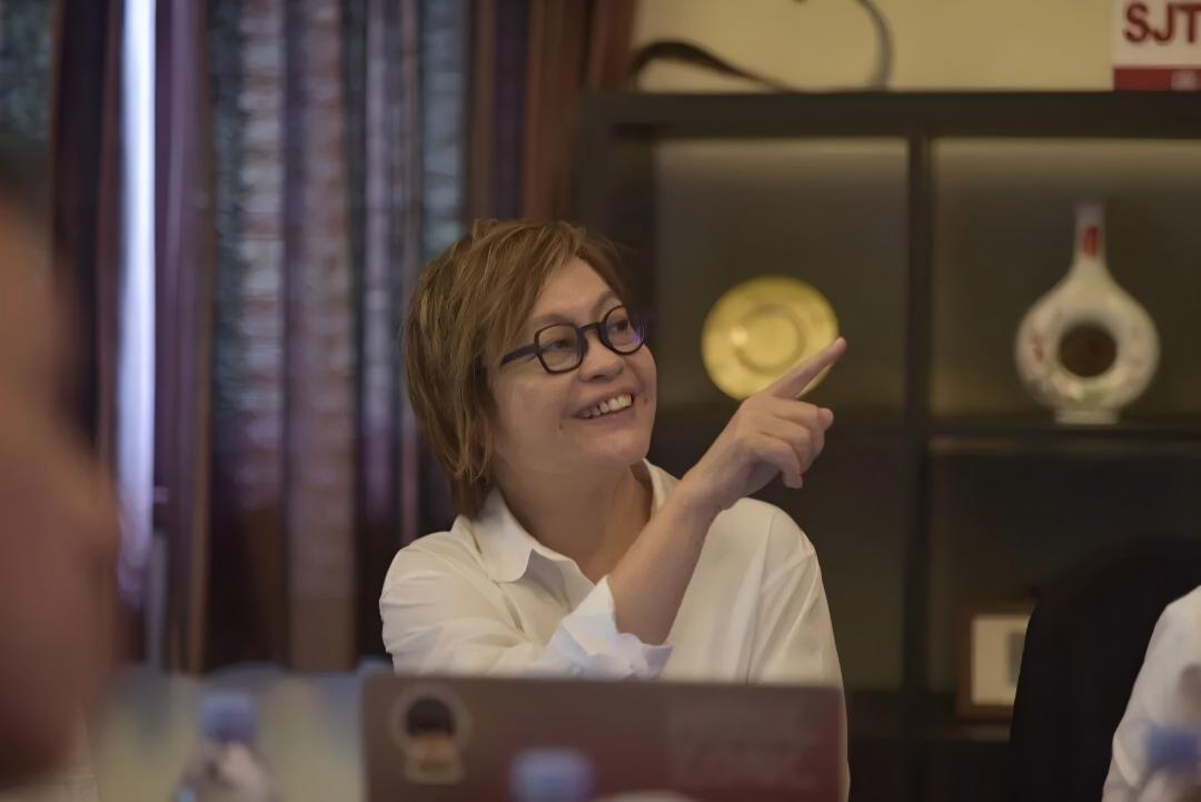 伦洁莹.jpg
