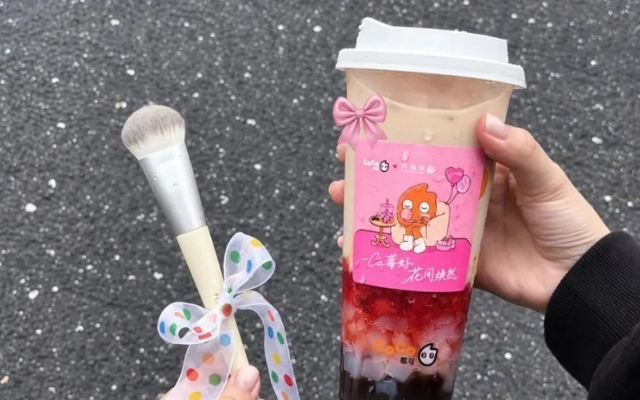 买咖啡奶茶送面草！茶饮联名种电影电影