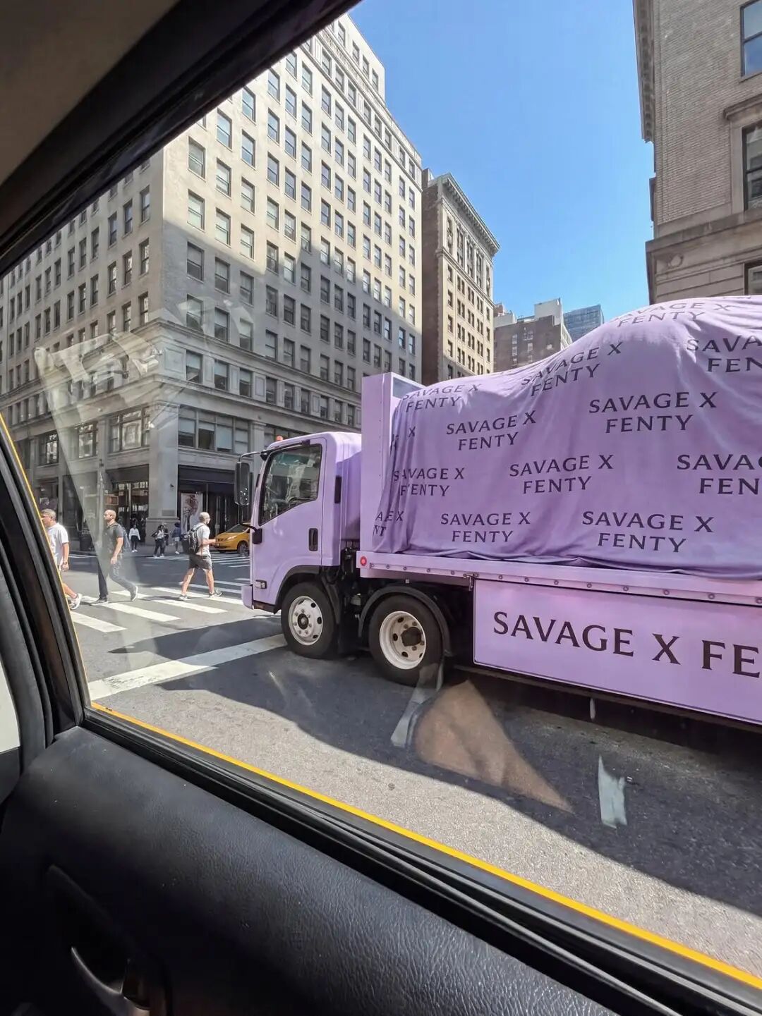 蕾哈娜、Savage X Fenty、屋外広告、マーケティング、社会科学